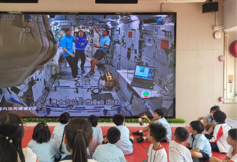 長洲國民學校學生於禮堂集中觀看天宮課堂與太空人微重力實驗報導